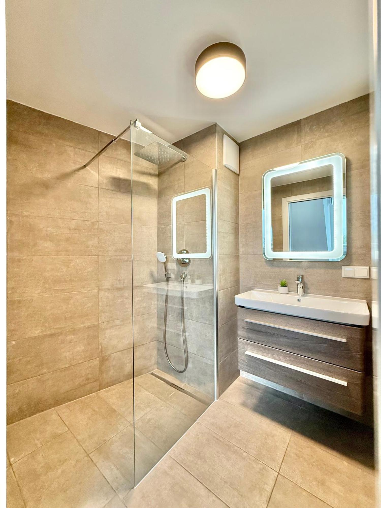 Penthouse Mit Parkplatz Und Balkon Apartment